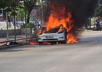 Taksi përfshihet nga flakët në “Rrugën B”, intervenojnë zjarrfikësit dhe policia.