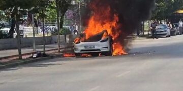 Taksi përfshihet nga flakët në “Rrugën B”, intervenojnë zjarrfikësit dhe policia.