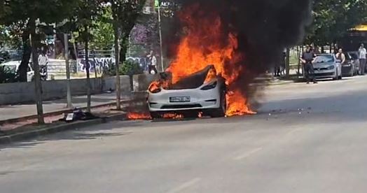Taksi përfshihet nga flakët në “Rrugën B”, intervenojnë zjarrfikësit dhe policia.