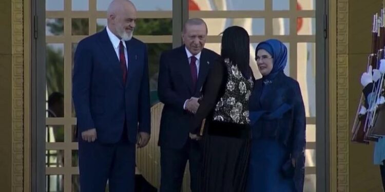 Samiti i NATO-s në Ankara: Rama mbërrin në Turqi, pritet nga Erdogan
