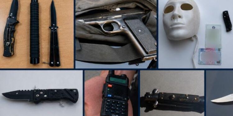 AKSION POLICOR NË SKENDERAJ: Sekuestrohen armë, thika dhe mjete të dyshimta.