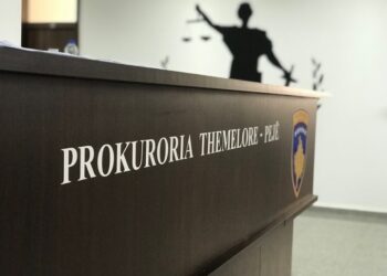 “Krimi që tronditi Deçanin: Një muaj paraburgim për 26-vjeçarin e dyshuar për vrasjen e babait”..