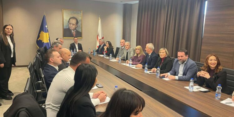 Përplasjet brenda LDK-së para Kuvendit të Jashtëzakonshëm, Havolli dhe Gecaj shkëmbejnë kritika publike.
