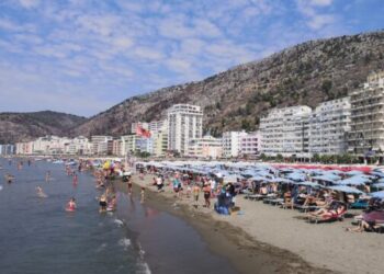 Shpëtohen nëna dhe djali i mitur në Shëngjin, rrezikuan të mbyteshin në det.