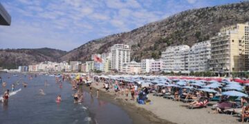 Shpëtohen nëna dhe djali i mitur në Shëngjin, rrezikuan të mbyteshin në det.