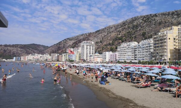 Shpëtohen nëna dhe djali i mitur në Shëngjin, rrezikuan të mbyteshin në det.