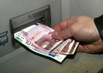 I humbi kartela bankare, dy persona në Mitrovicë bëjnë blerje prej 200 eurosh.