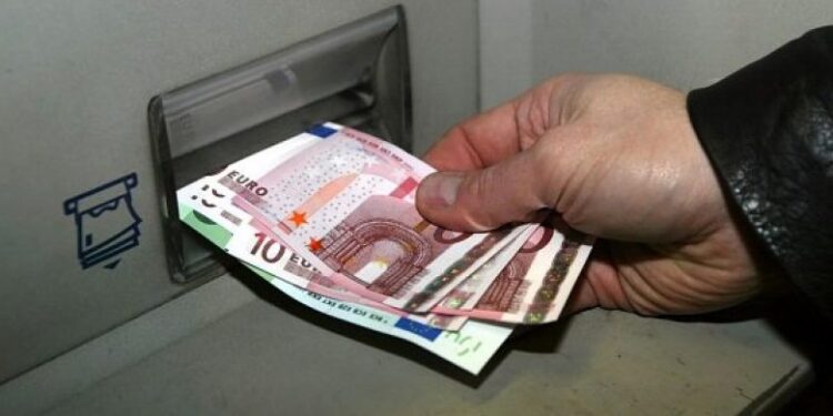 I humbi kartela bankare, dy persona në Mitrovicë bëjnë blerje prej 200 eurosh.