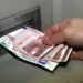 I humbi kartela bankare, dy persona në Mitrovicë bëjnë blerje prej 200 eurosh.