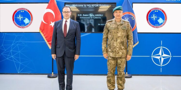 Komandanti i KFOR-it pret në takim lamtumirës ambasadorin e Turqisë në Kosovë
