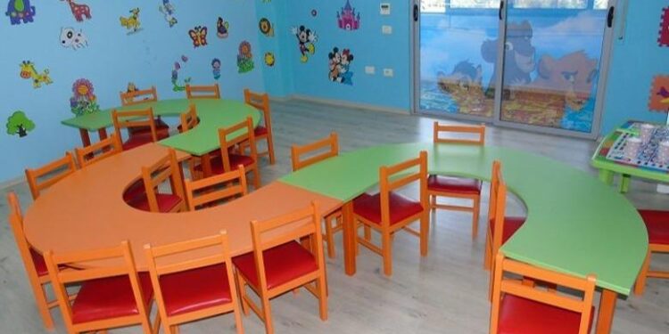 Arrestohet edukatorja në Tiranë, dyshohet se ushtroi dhunë ndaj një 2-vjeçari.
