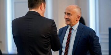 Gazmend Muhaxheri “mirëmëngjes” 152 delegatëve që votuan për shkarkimin e Abdixhikut: Jeni qëndrestarë.
