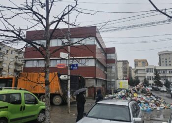 “Kush e ka fajin?” – Mbeturinat pushtojnë rrugën “Nënë Tereza” në Fushë Kosovë, banorët kërkojnë reagim.