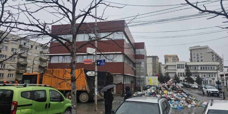 “Kush e ka fajin?” – Mbeturinat pushtojnë rrugën “Nënë Tereza” në Fushë Kosovë, banorët kërkojnë reagim.