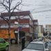 “Kush e ka fajin?” – Mbeturinat pushtojnë rrugën “Nënë Tereza” në Fushë Kosovë, banorët kërkojnë reagim.