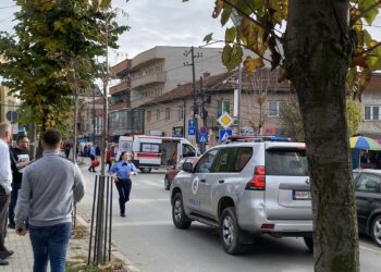 Plagosja e katërfishtë në Podujevë: Policia bastis shtëpitë e të dyshuarve, gjen armë dhe mbi 100 fishekë