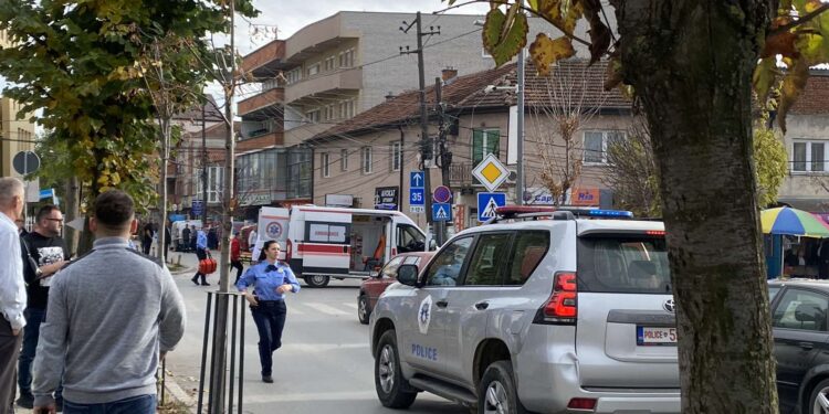 Ngjarja e rëndë në Podujevë: Kush janë tre të plagosurit nga të shtënat me armë, njëri kalimtar i rastit