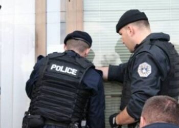 Babai ia dha armën djalit 16-vjeçar për të shtënë në aheng, Policia i bastis shtëpinë.