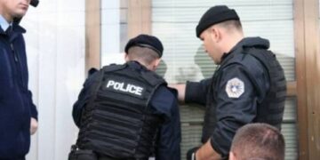 Babai ia dha armën djalit 16-vjeçar për të shtënë në aheng, Policia i bastis shtëpinë.