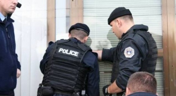 Babai ia dha armën djalit 16-vjeçar për të shtënë në aheng, Policia i bastis shtëpinë.