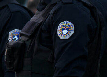 Vidhin brenda veturave të dasmorëve pasi hynin në restorant, Policia e Kosovës arreston 3 persona në Obiliq.