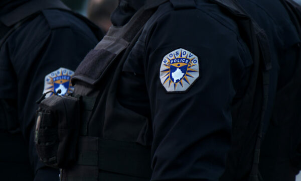 Vidhin brenda veturave të dasmorëve pasi hynin në restorant, Policia e Kosovës arreston 3 persona në Obiliq.