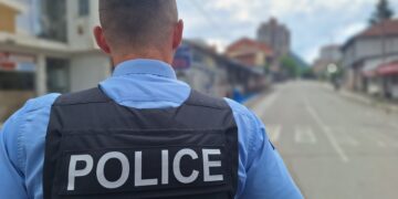 Informacioni për armë çon Policinë në Leposaviq e Vushtrri, ja çfarë u gjet.