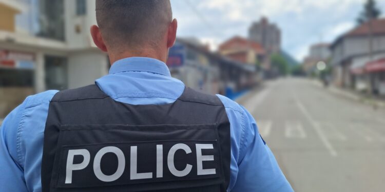Informacioni për armë çon Policinë në Leposaviq e Vushtrri, ja çfarë u gjet.