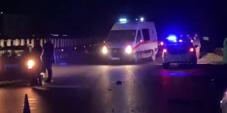 “Përplasje e fortë në Gurrakoc: Dy policë dhe tre qytetarë përfundojnë të lënduar”..