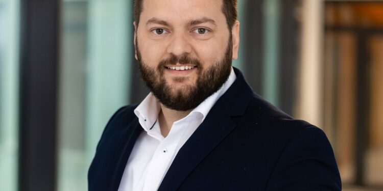Alban Krasniqi e quan “vrasës” Përparim Ramën në një koment në Facebook.