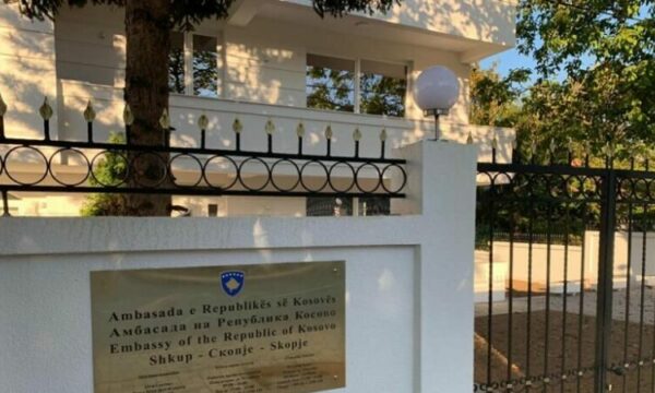 Ambasadori Qehaja tregon kur do të mbërrijnë trupat e tre kosovarëve që vdiqën në kufirin RMV-Kosovë.