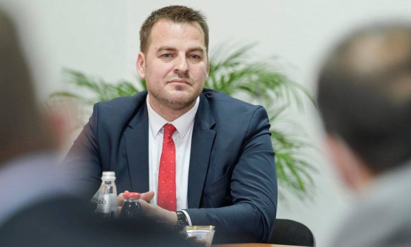 Muja bie në kundërshtim me vetveten për rastin “Vita”, flet me supozime pa dalë analizat.