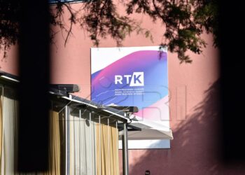 Punëtorët e RTK-së pa paga, Sindikata kërkon ndërhyrje urgjente nga Kurti dhe Haxhiu.