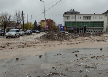 Reshjet e dendura sjellin probleme në Brekoc, zjarrfikësit intervenojnë.