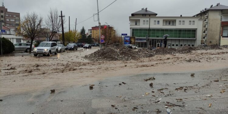 Reshjet e dendura sjellin probleme në Brekoc, zjarrfikësit intervenojnë.