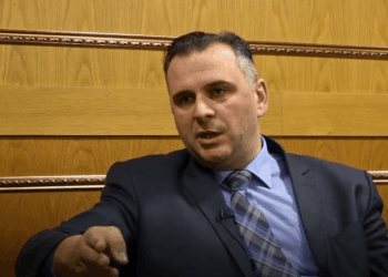 Mefail Bajqinovci shfaqet me “look” të ri, deputeti i VV-së befason ndjekësit.