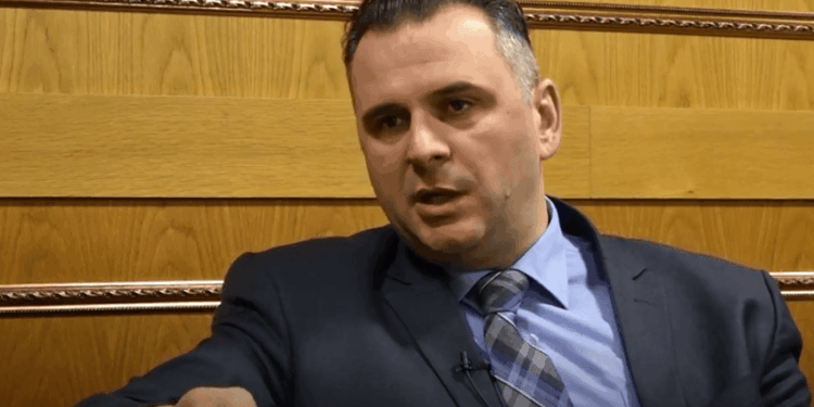 Mefail Bajqinovci shfaqet me “look” të ri, deputeti i VV-së befason ndjekësit.