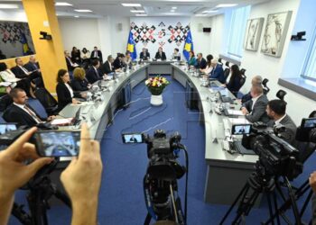 Qeveria pezullon konkurset për 18 pozita të larta drejtuese: Çka po ndodh?
