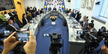 Qeveria pezullon konkurset për 18 pozita të larta drejtuese: Çka po ndodh?