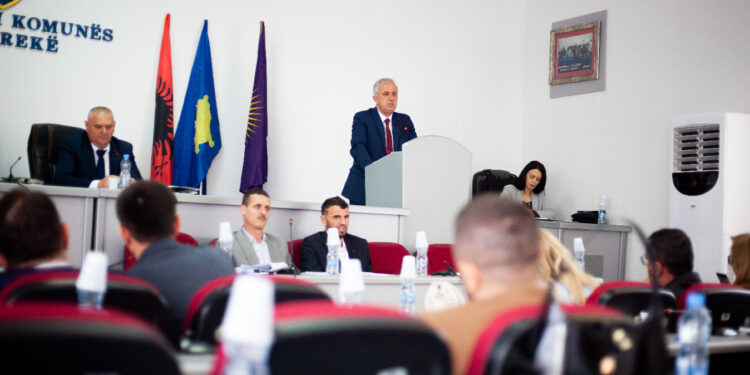 Komuna e Suharekës formon komisionet që do të vlerësojnë dëmet që shkaktoi stuhia e shiu.