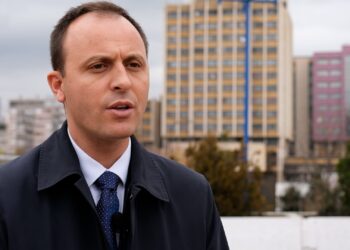 Qorrolli kritikon Kurtin për Greqinë: Në orë letrare të paqes, por jo në Amerikë.