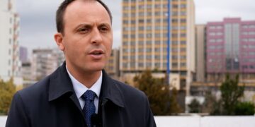Qorrolli kritikon Kurtin për Greqinë: Në orë letrare të paqes, por jo në Amerikë.