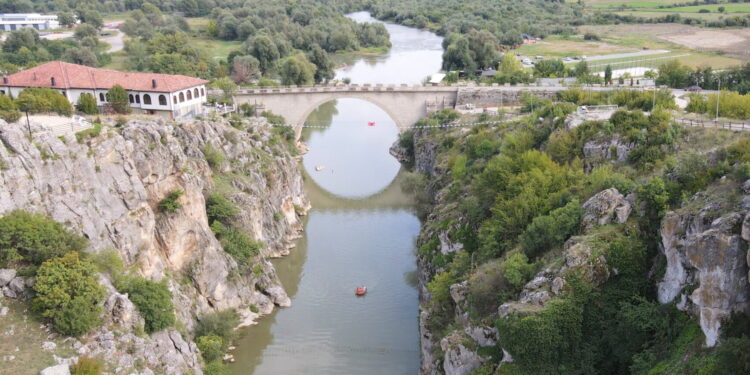 Gjendet e vdekur një grua në lumin Drini i Bardhë, afër Urës së Fshajt.