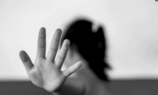 Rast i rëndë i dhunës në familje në Pejë: Djali dyshohet se rrahu nënën.