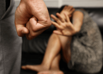 Fushë Kosovë: Arrestohet pasi dyshohet se rrahu nënën dhe motrën.
