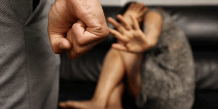 Fushë Kosovë: Arrestohet pasi dyshohet se rrahu nënën dhe motrën.