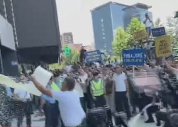 “Vita është e Kosovës”, fermerët ‘lajnë’ ministrinë me qumësht dhe kërkojnë takim me ministrin.