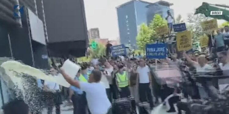 “Vita është e Kosovës”, fermerët ‘lajnë’ ministrinë me qumësht dhe kërkojnë takim me ministrin.
