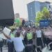 “Vita është e Kosovës”, fermerët ‘lajnë’ ministrinë me qumësht dhe kërkojnë takim me ministrin.