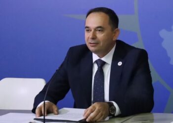 “Heroizmi i Avdi Hotit: Polici që i shpëtoi jetën një vajze 9-vjeçare nderohet për veprën e tij”.